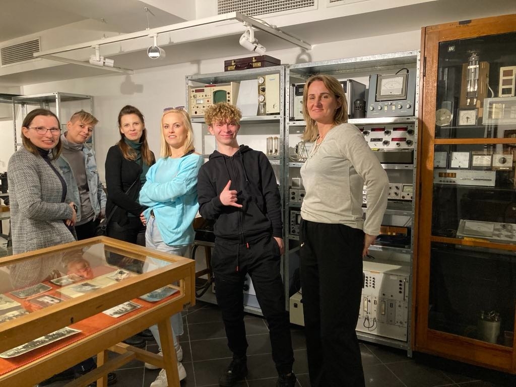 Grupowe zdjęcie uczniów w Muzeum