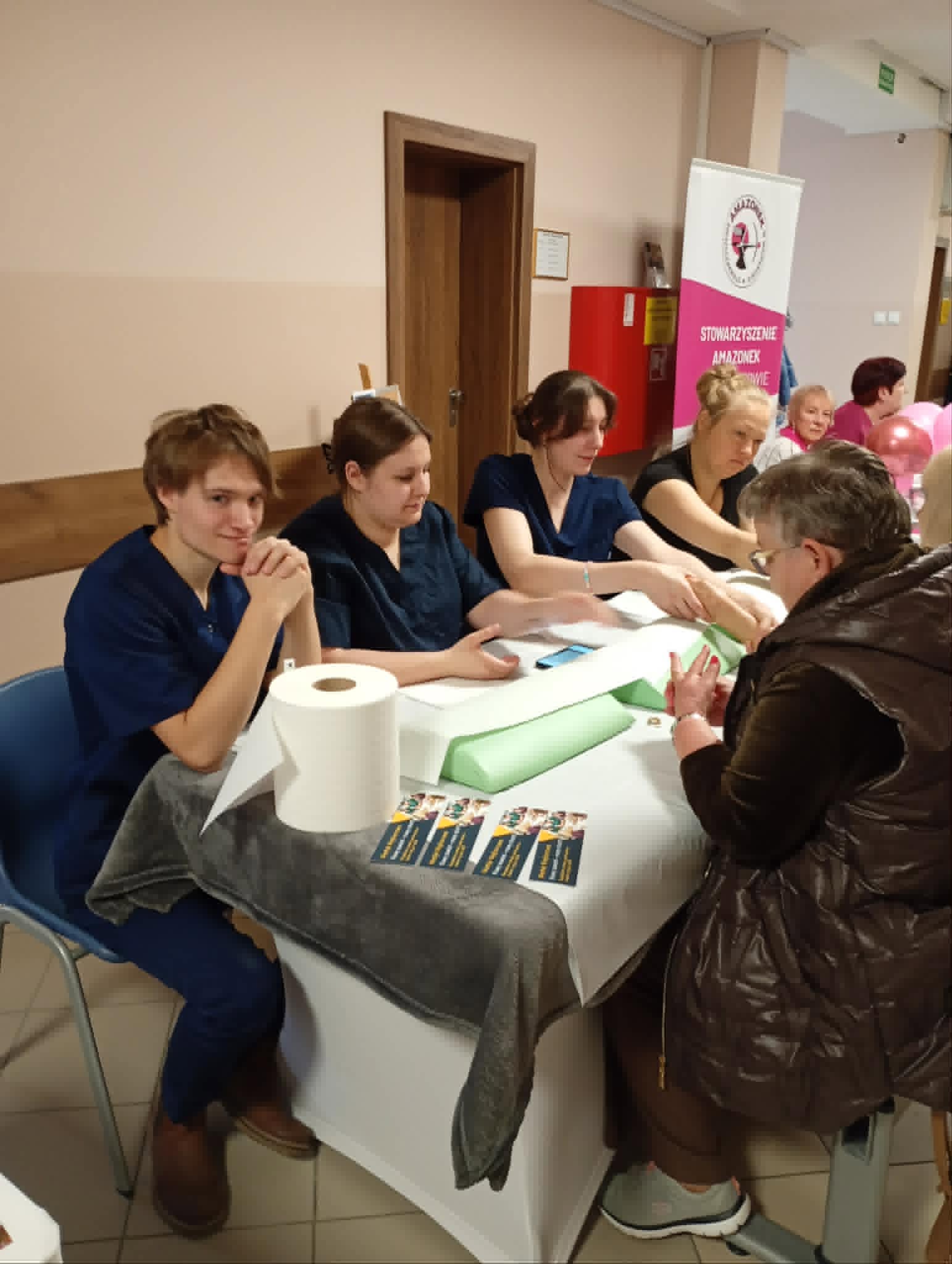 Zdjęcie grupowe uczniów przy stole podczas zabiegów