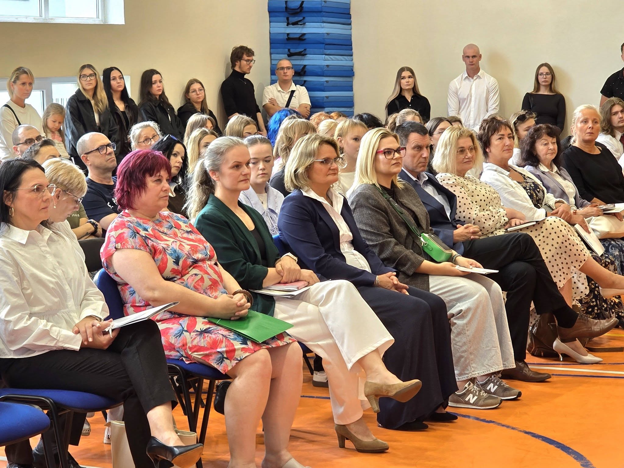 Zdjęcie grupowe nauczycieli i dyrekcji podczas rozpoczęcia na Hali Sportowej.
