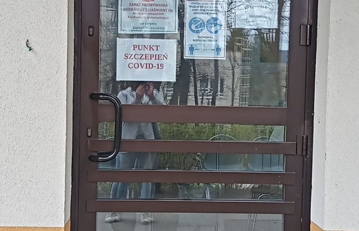 Zdjęcie drzwi z napisem Punk szczepień