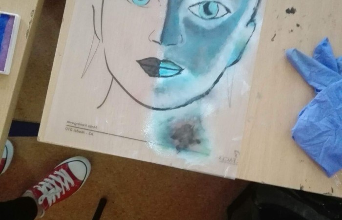 kolorowa twarz na folii