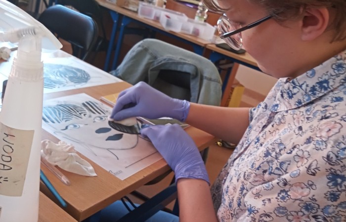 widok osoby malującej twarz na folii