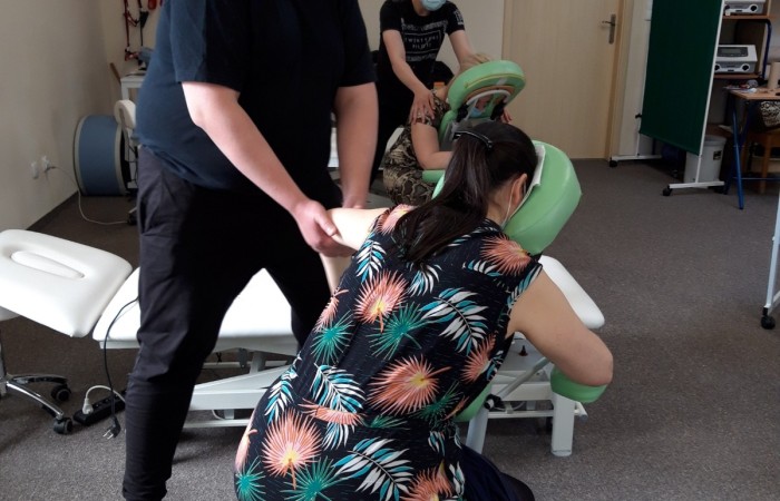 wykonywania masarzu osoby przez technika na krześle do masarzu 