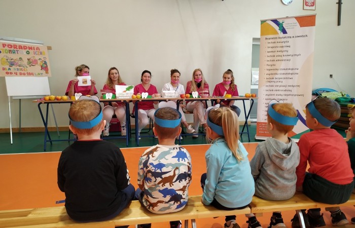 Dzieci uczące się szczotkowania i higieny ust.