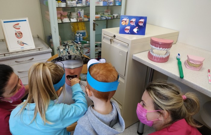 Dzieci uczące się szczotkowania i higieny ust.