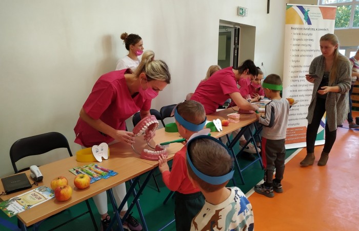 Dzieci uczące się szczotkowania i higieny ust.