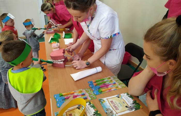 Dzieci uczące się szczotkowania i higieny ust.