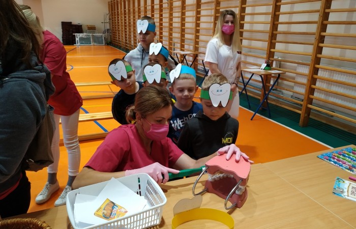 Dzieci uczące się szczotkowania i higieny ust.