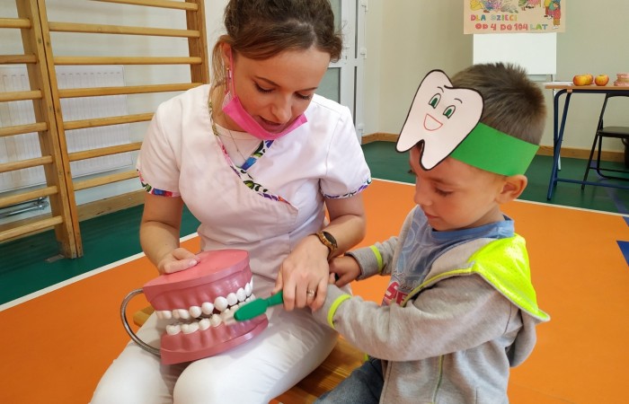 Dzieci uczące się szczotkowania i higieny ust.