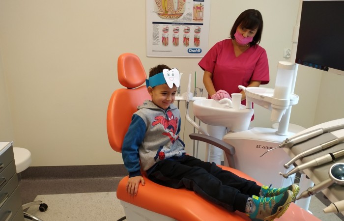 Dzieci uczące się szczotkowania i higieny ust.