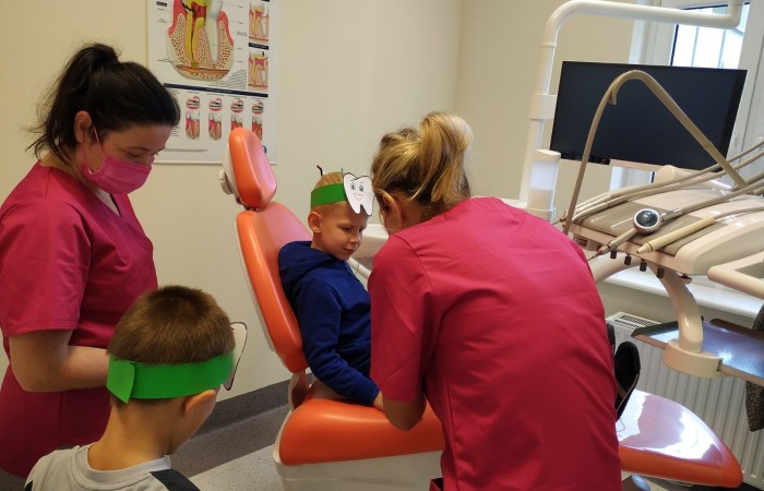 Dzieci uczące się szczotkowania i higieny ust.