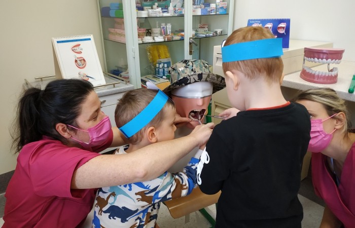 Dzieci uczące się szczotkowania i higieny ust.