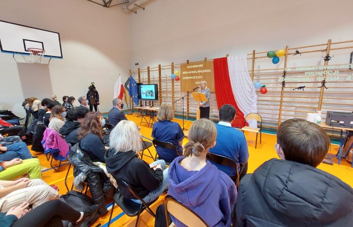 ludzie oglądający prezentację sali gimnastycznej