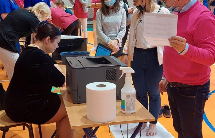 osoby na sali gimnastycznej