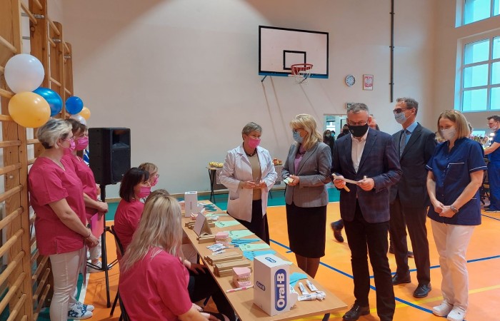 osoby na sali gimnastycznej