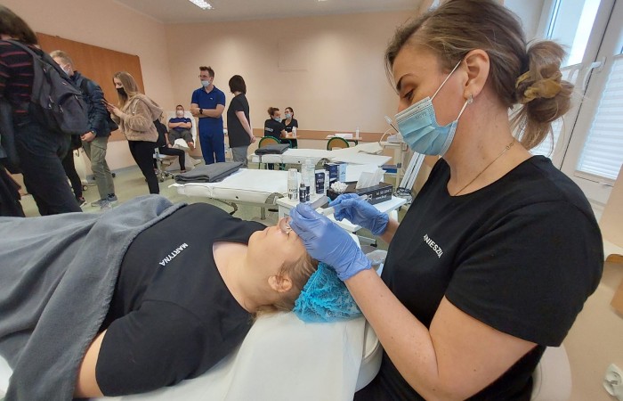 osoby na sali gimnastycznej wykonywanie masażu twarzy