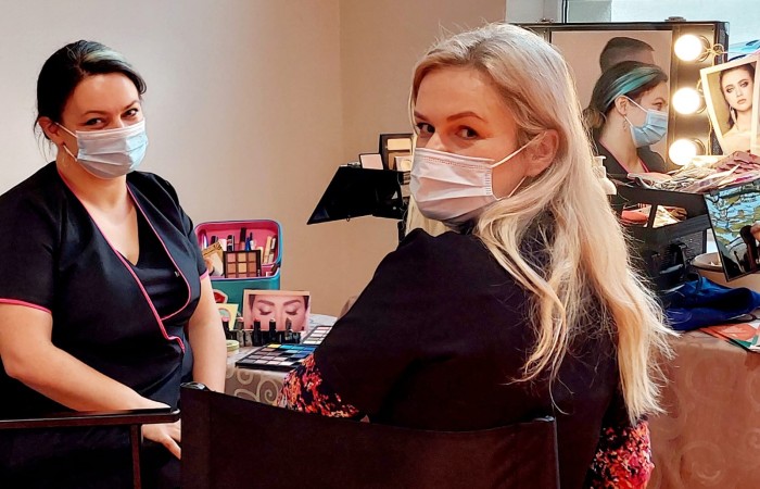 dwie panie w maseczkach