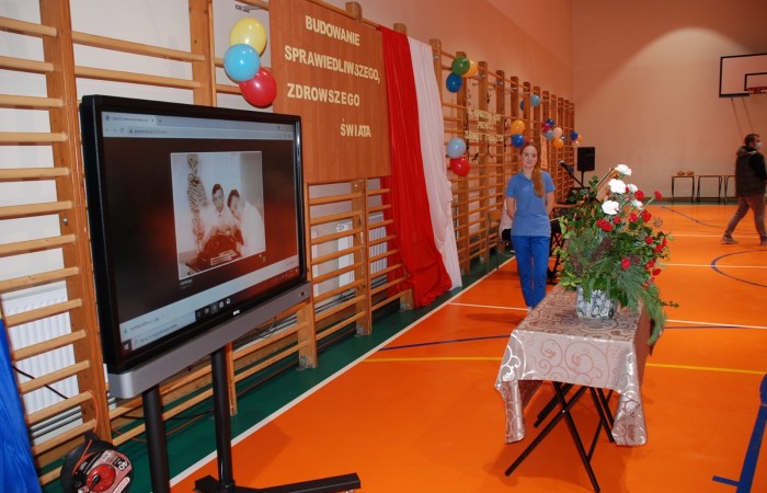 Uroczystość wręczenia indeksów pierwszym rocznikom na hali sportowej