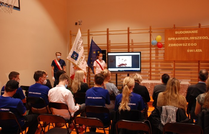 Uroczystość wręczenia indeksów pierwszym rocznikom na hali sportowej