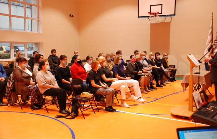 Uroczystość wręczenia indeksów pierwszym rocznikom na hali sportowej