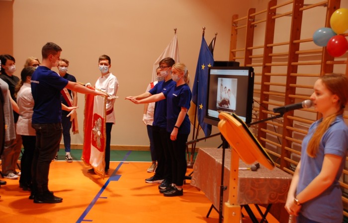 Uroczystość wręczenia indeksów pierwszym rocznikom na hali sportowej