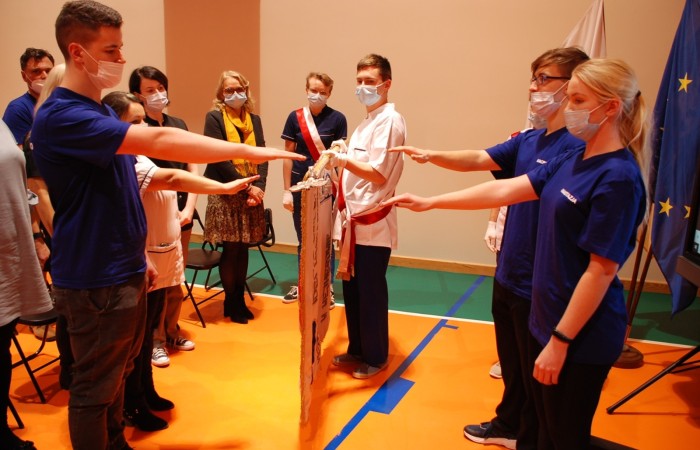 Uroczystość wręczenia indeksów pierwszym rocznikom na hali sportowej