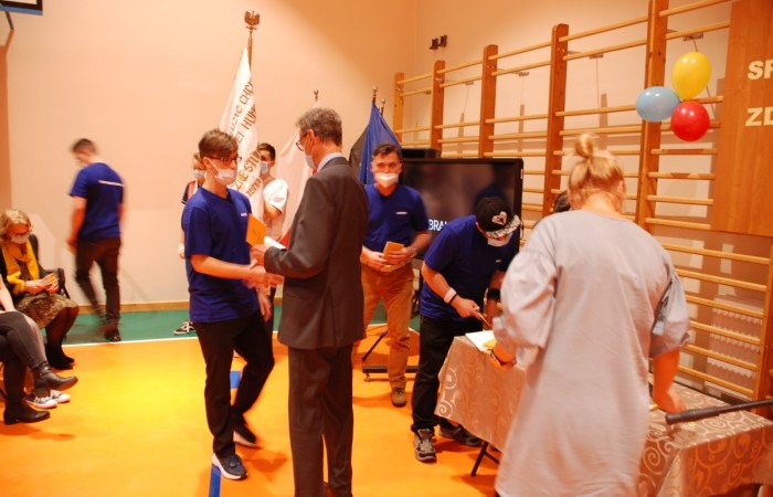 Uroczystość wręczenia indeksów pierwszym rocznikom na hali sportowej