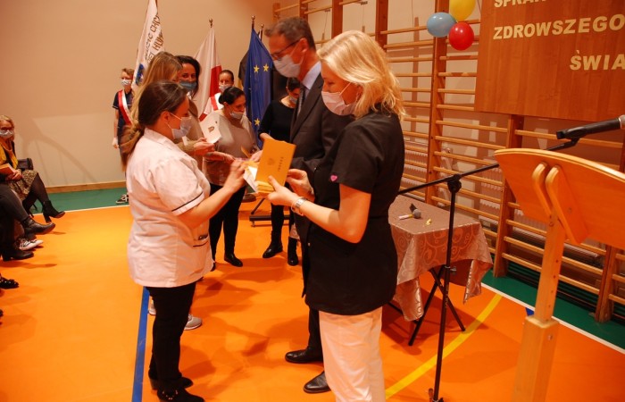 Uroczystość wręczenia indeksów pierwszym rocznikom na hali sportowej