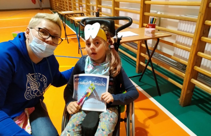 Dzieci na hali sportowej uczą się dbania o zęby i jamę ustną.