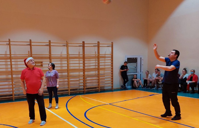 Uczniowie grający w siatkę na hali sportowej