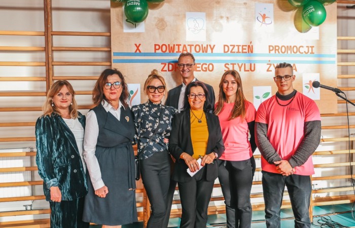 Zdjęcie grupowe gości honorowych z Panem Dyrektorem oraz uczniami.