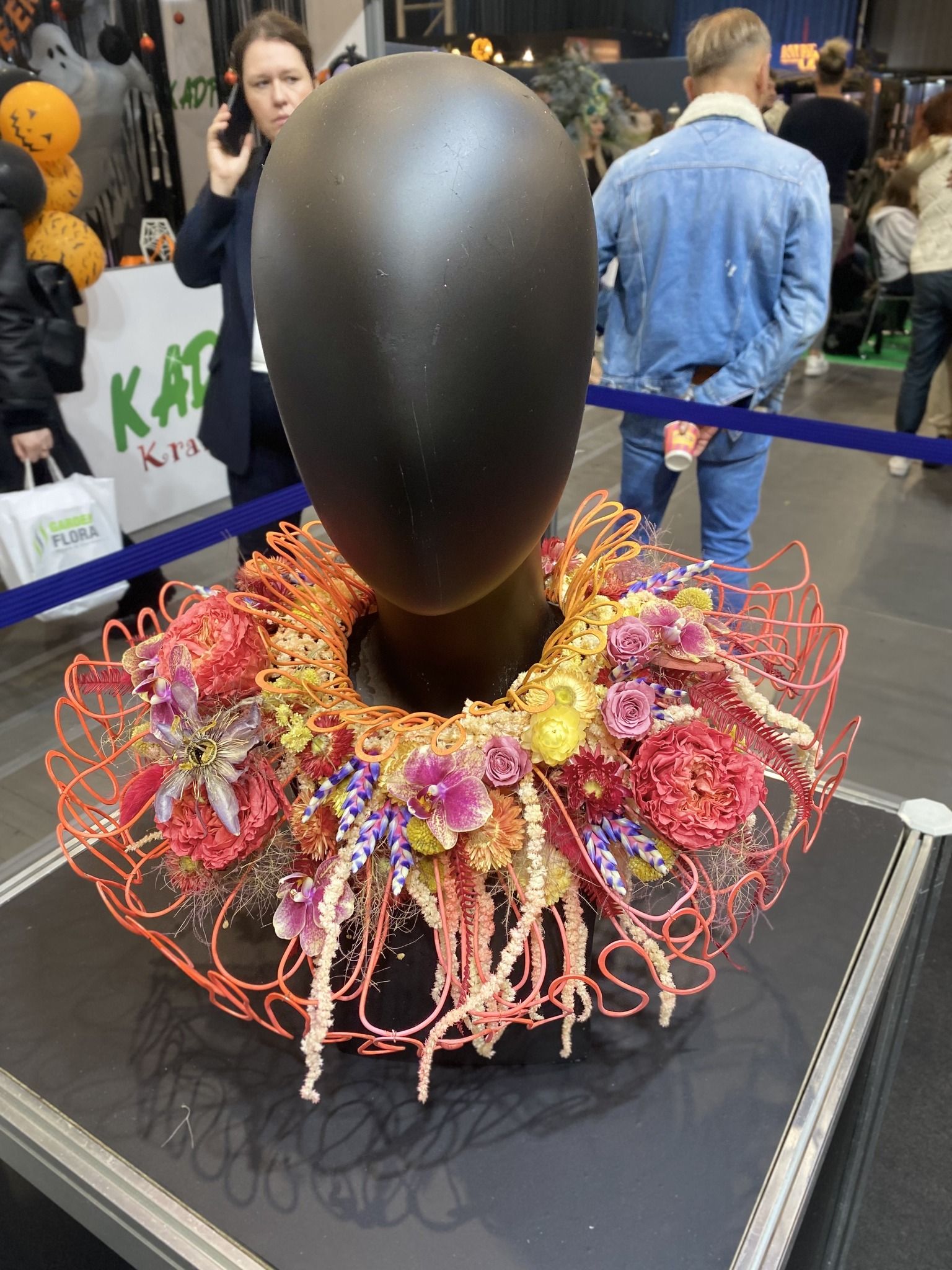 Zdjęcie bukietu kwiatów zakładanego na szyję.