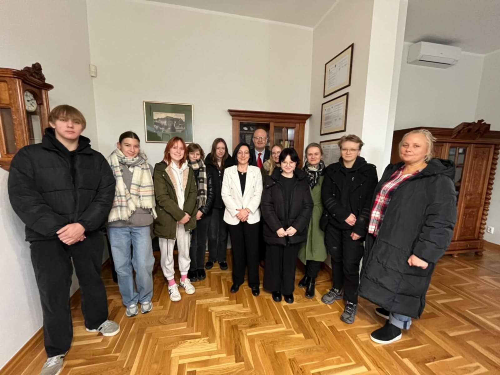 Widok na uczniów wraz z nauczycielem i Panem Starostą Wejherowskim.