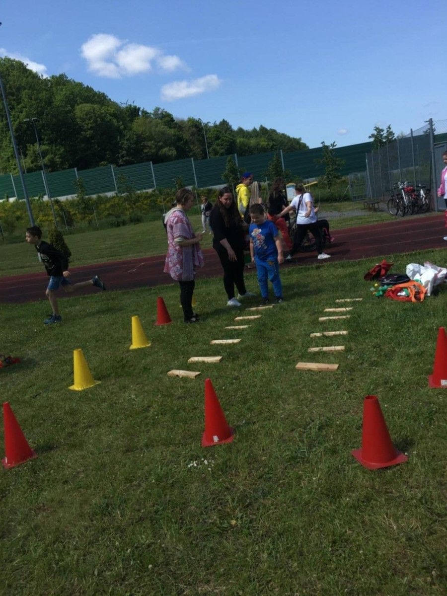 Widok na zabawy integracyjne na świeżym powietrzu.
