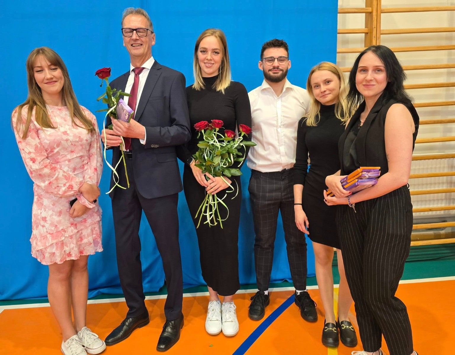 Wspólne zdjęcie uczniów z Panem Dyrektorem.