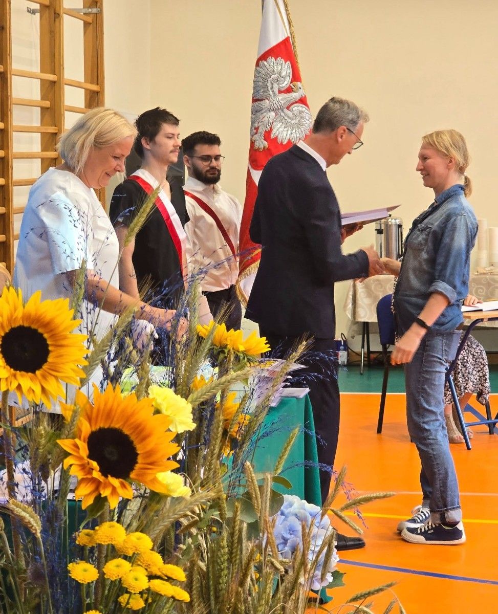 Zdjęcie Pana Dyrektora wręczającego wyróżnienia.