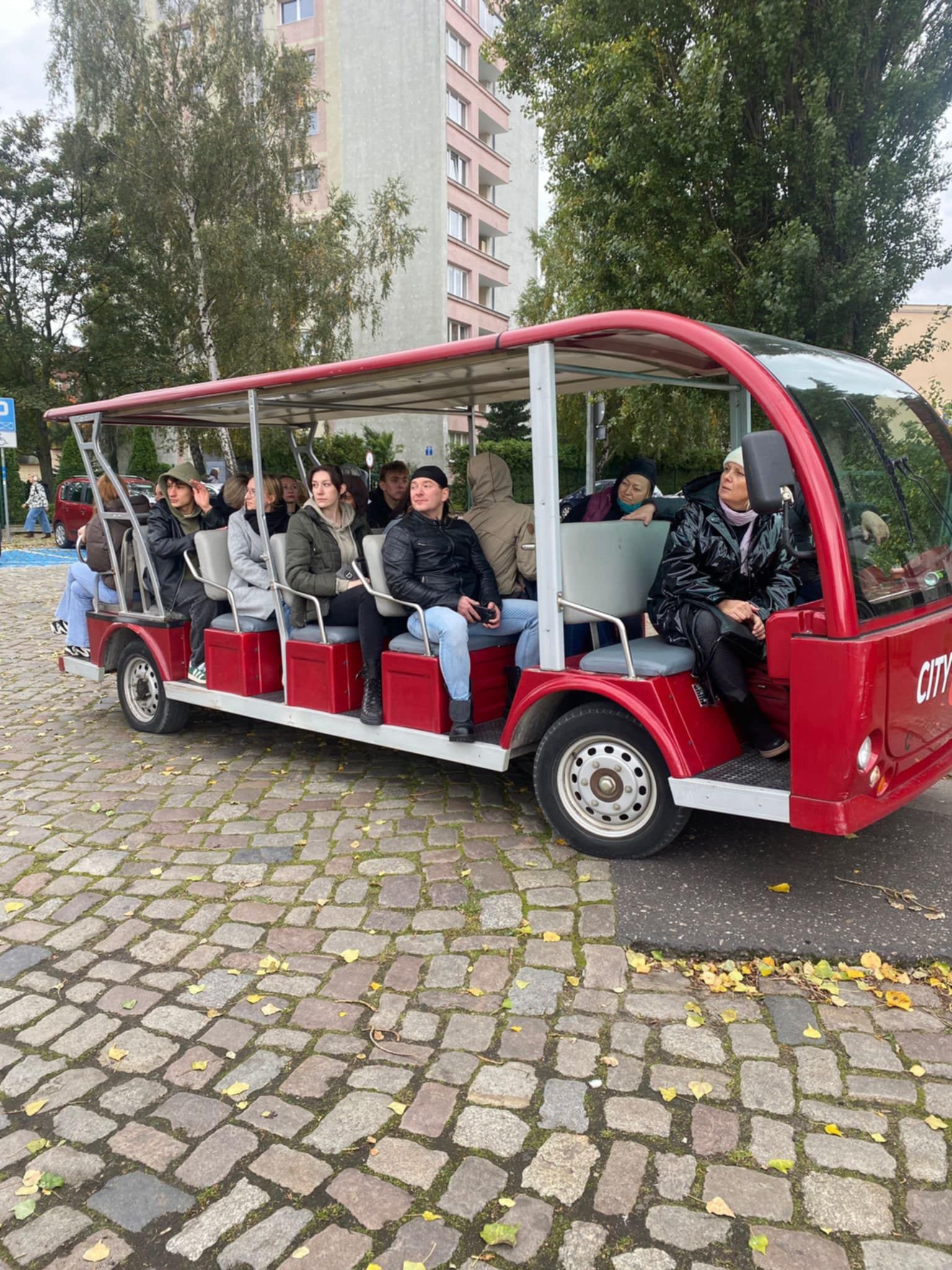 Zdjęcie uczniów siedzących w Meleksie.
