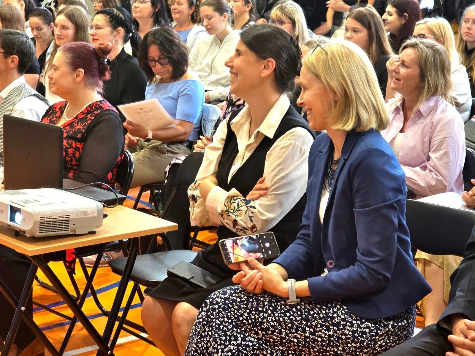 Zbliżenie na nauczycieli podczas zakończenia roku.