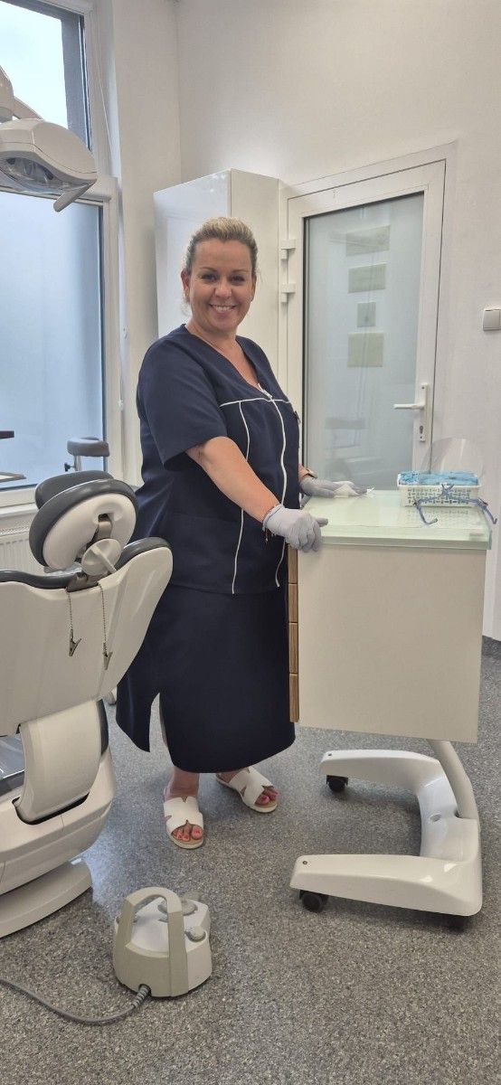 Zdjęcie Pani pomagającej dentyście.