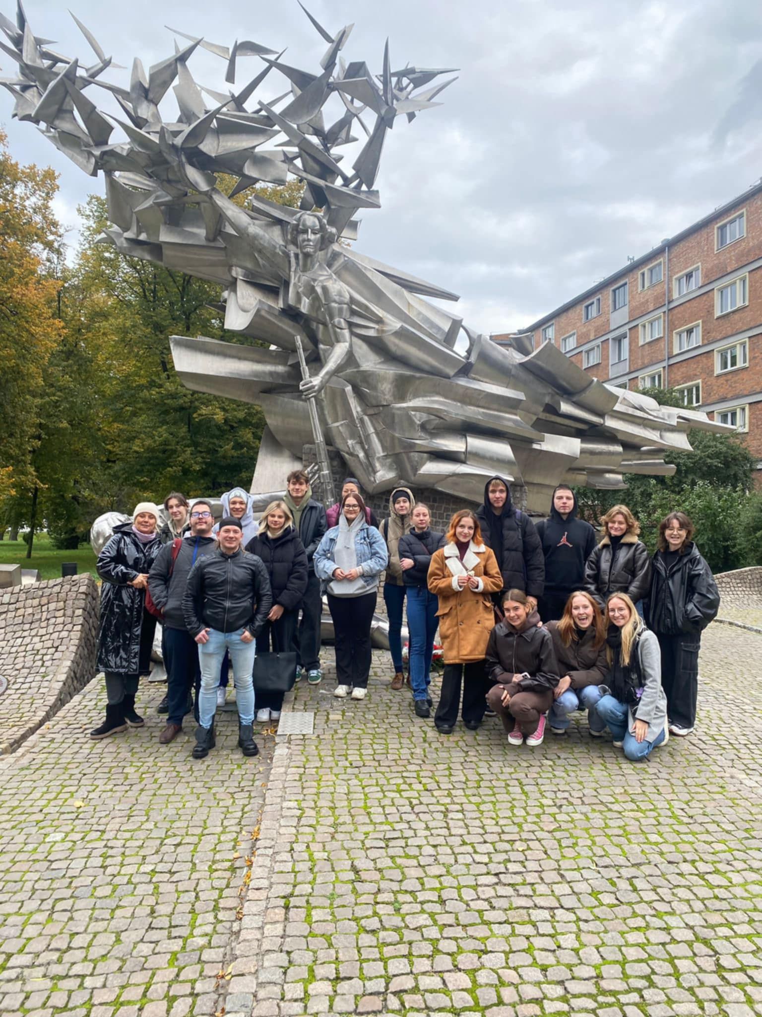 Zdjęcie grupowe przy pomniku.