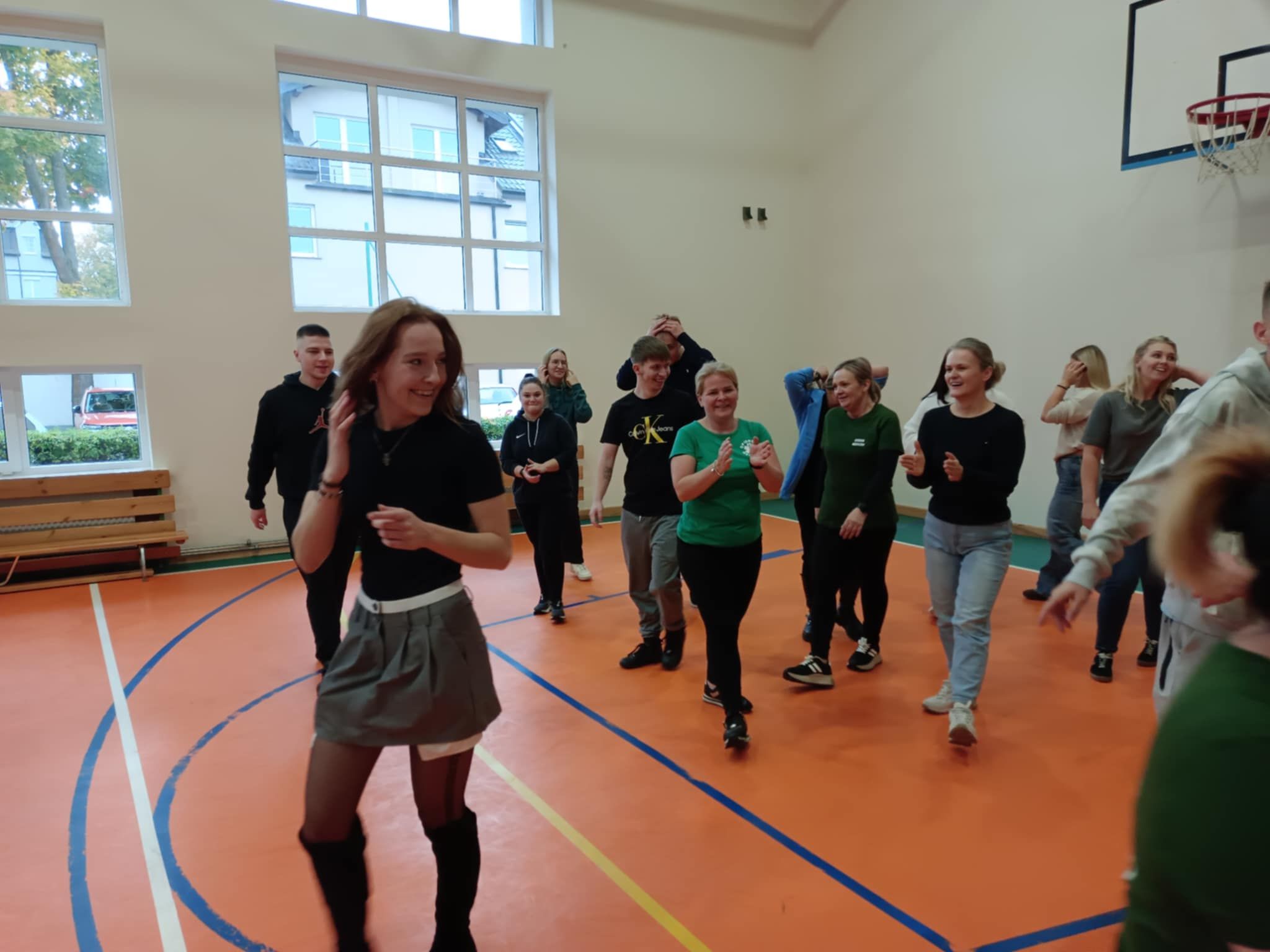 Zdjęcie grupowe uczniów na hali sportowej.