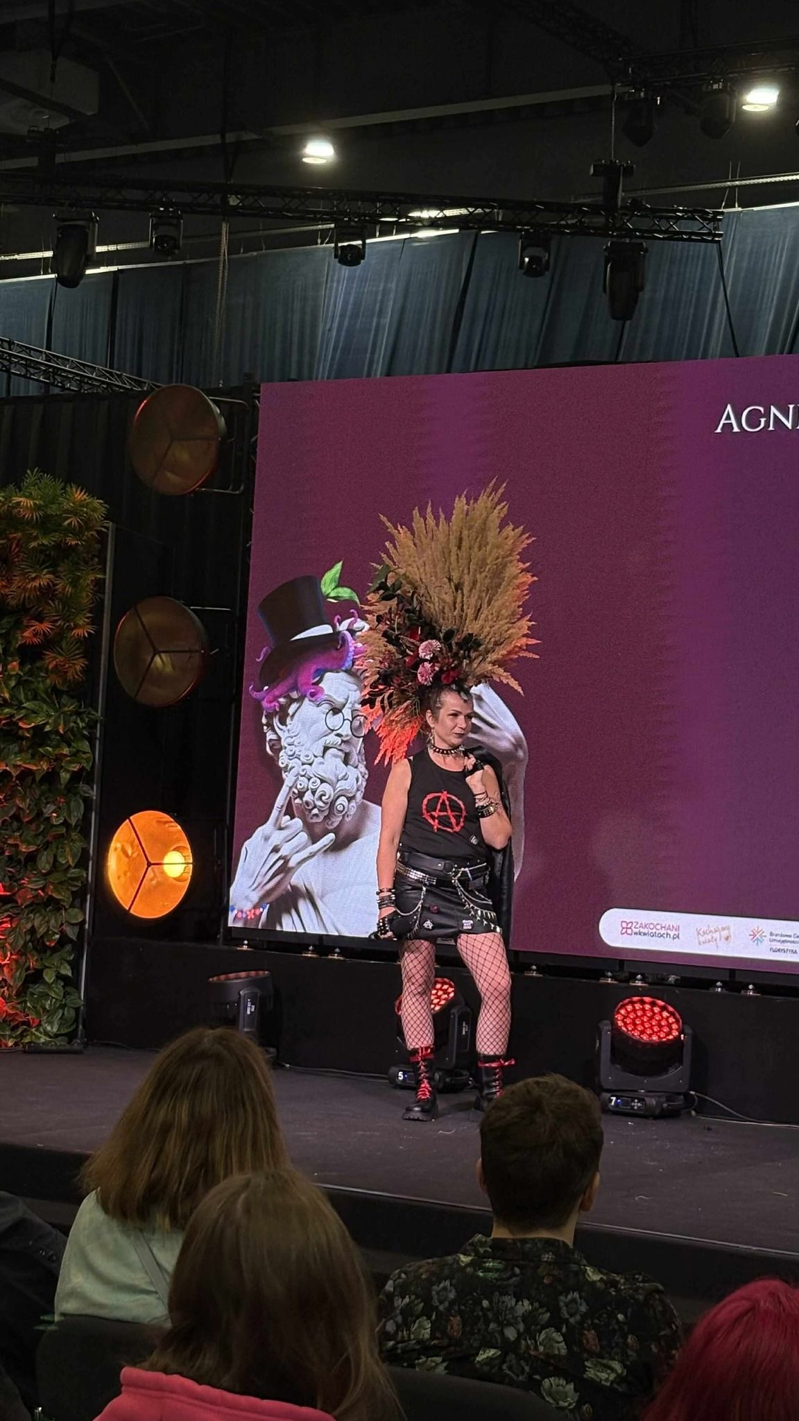 Widok na artystę na scenie.