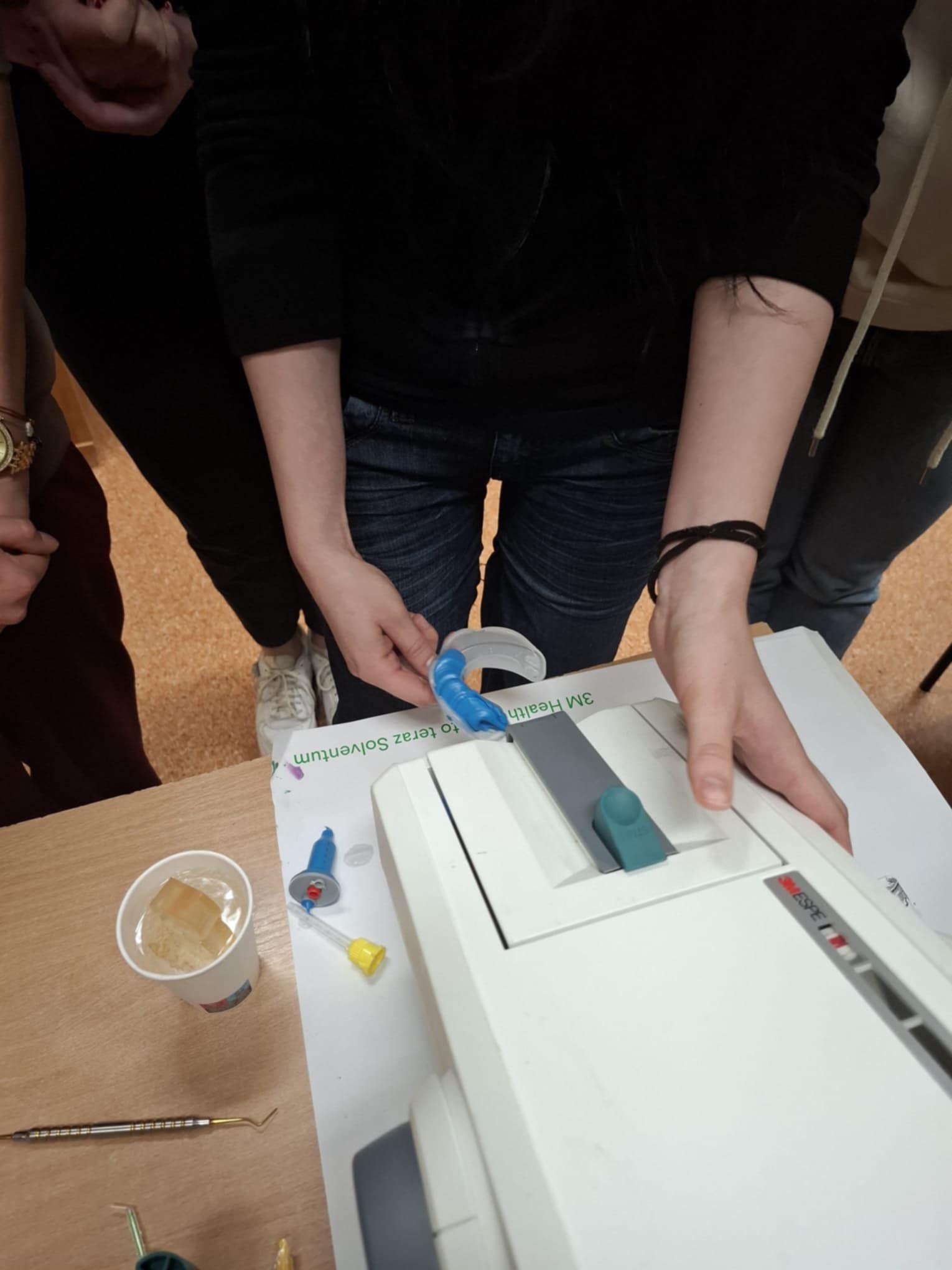 Zdjęcie maszyny do obsługi gabinetu dentystycznego - nauka obsługi.