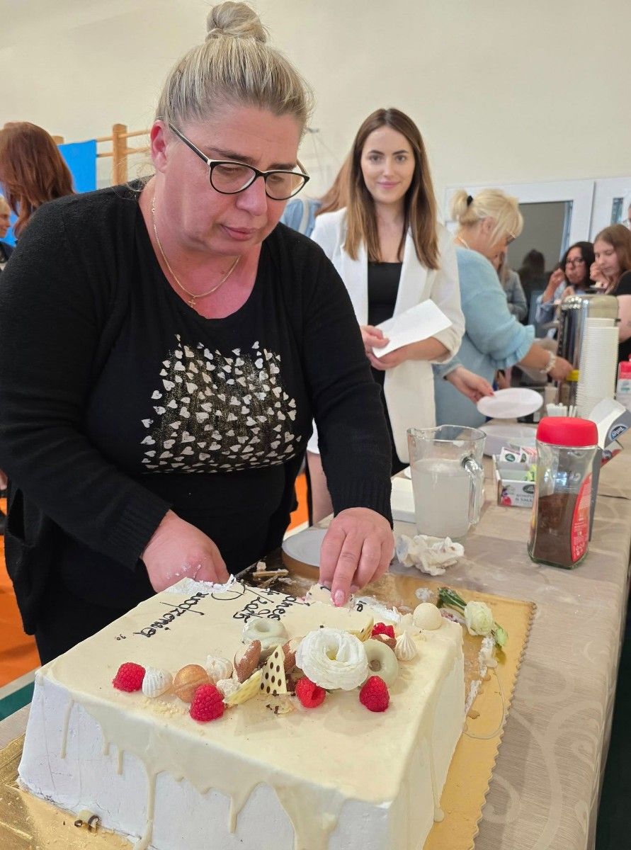 Zdjęcie na tort z okazji zakończenia roku szkolnego.