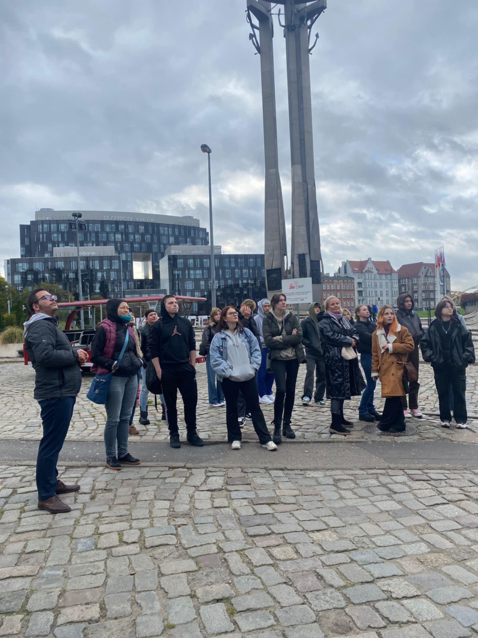 Grupowe zdjęcie uczniów pod pomnikiem trzech krzyży.