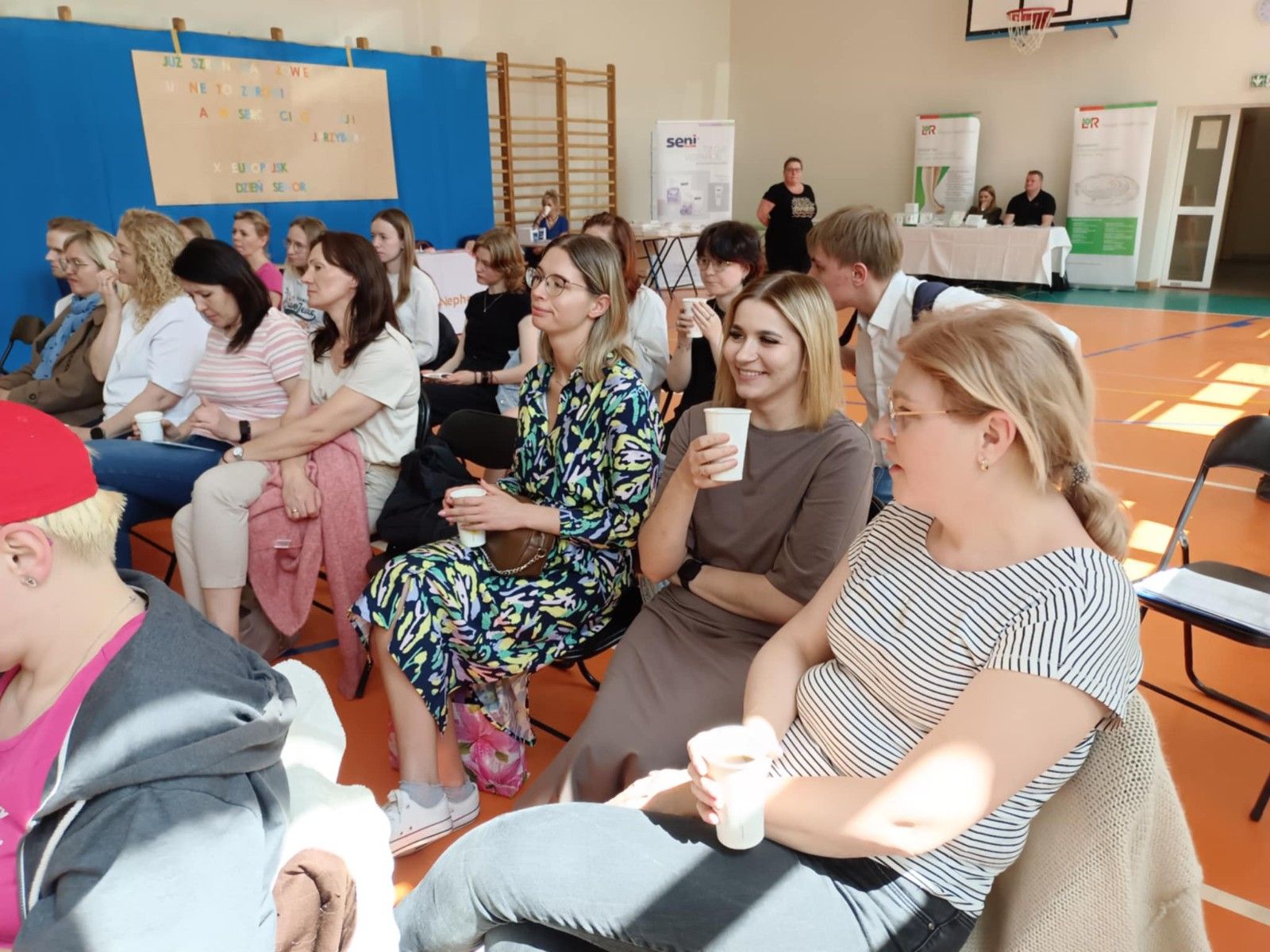 Widok na uczestników warsztatów podczas wspólnych rozmów.