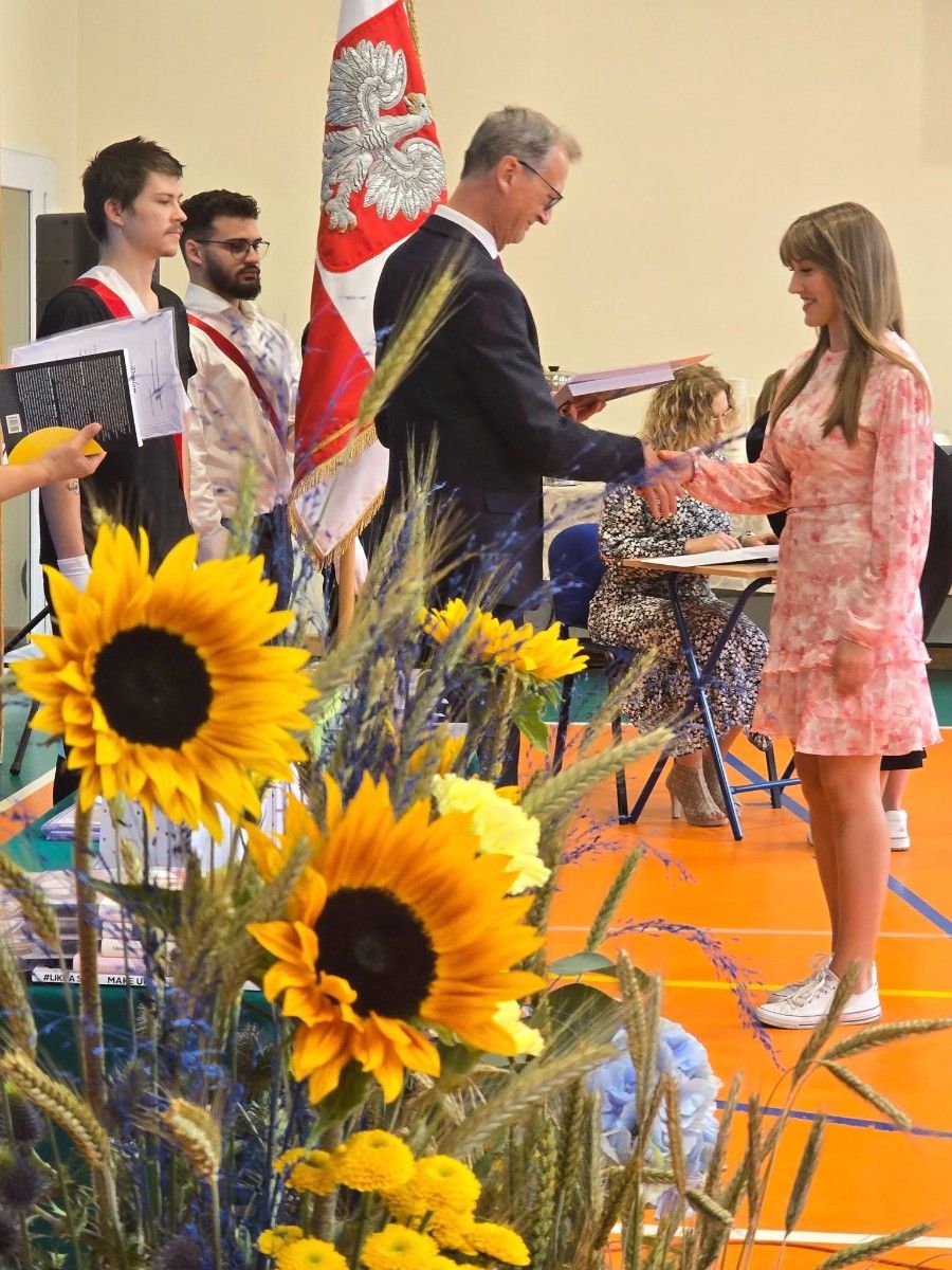 Zdjęcie Pana Dyrektora wręczającego wyróżniania.