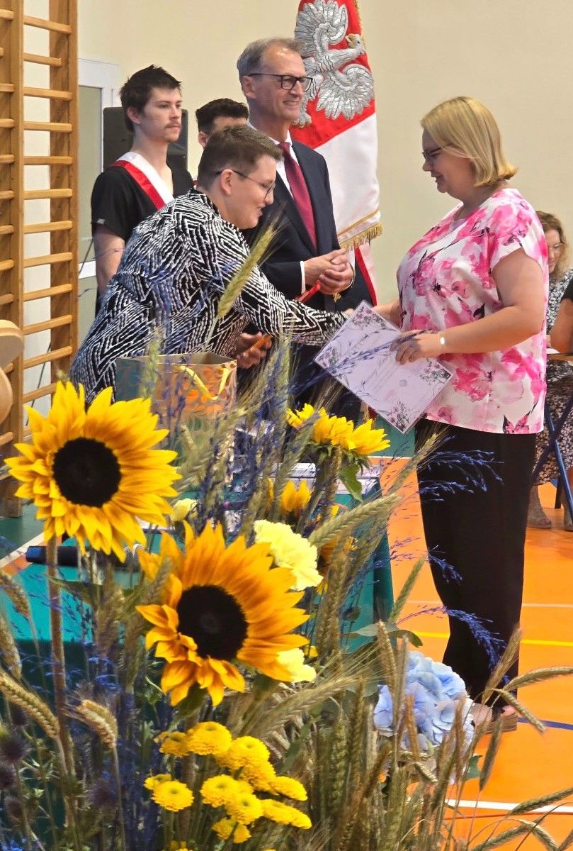 Zdjęcie Pana Dyrektora wręczającego wyróżniania.