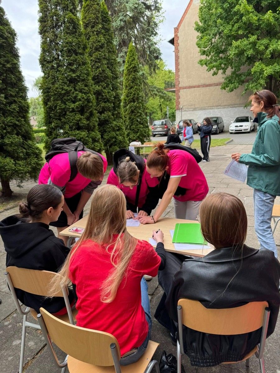 Zdjęcie uczestników gry podczas wykonywania zadania.