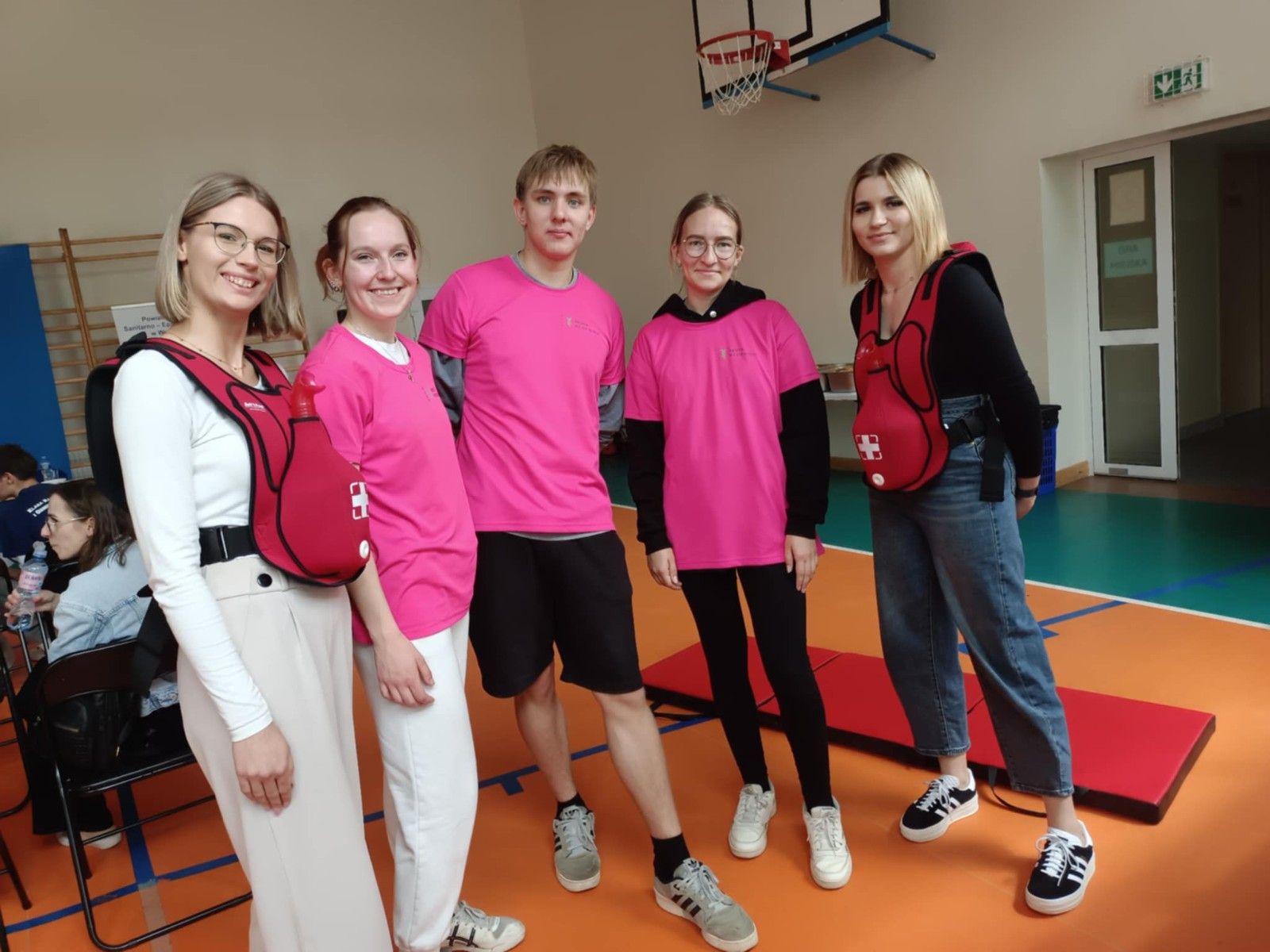 Wspólne zdjęcie ratowników i uczestników gry.